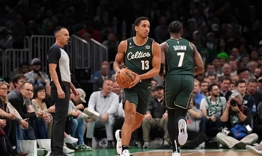 杰伦布朗全面发挥绿军客场力克老鹰登顶东部  杰伦布朗全面发挥绿军客场力克老鹰登顶东部