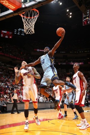 莫兰特暴力扣篮点燃赛场灰熊击败爵士结束两连败    莫兰特暴力扣篮点燃赛场灰熊击败爵士结束两连败