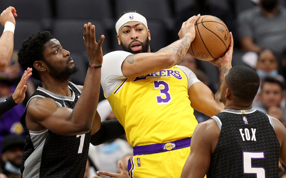  浓眉哥佩戴护目镜复出，湖人内线重获优势  