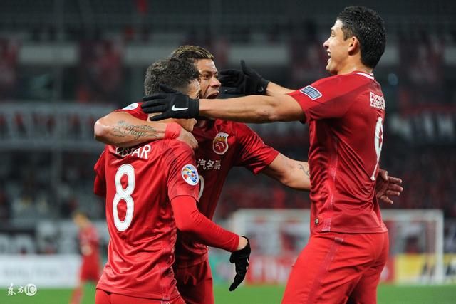  水晶宫扎哈伤退引担忧，埃泽替补登场造点挽狂澜  